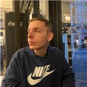 Studente universitario di studi storici impartisce lezioni di storia e geografia a studenti di scuole superiori e medie